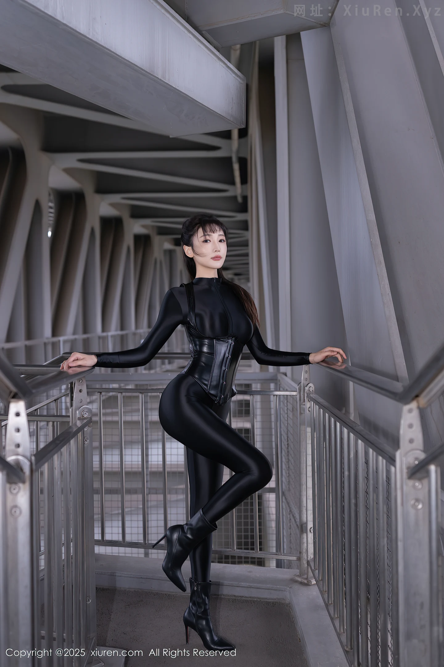 图片[2]-[XiuRen秀人网] VOL.10404 模特陆萱萱性感黑色连体衣露超薄黑丝秀柔美身姿撩人诱惑写真80P-秀人网官方网站